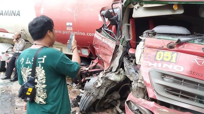Kondisi truk tangki Pertamina yang hancur lebur musuh truk tronton di Lampung Utara