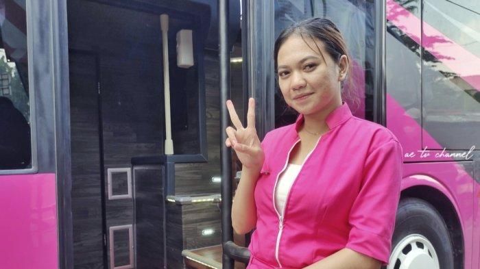 Salah satu pramugari di bus double decker Po Kencana Ratih Nur Khasanah. Intip inilah tugas para pramugari cantik bus double decker di setiap perjalanan. 