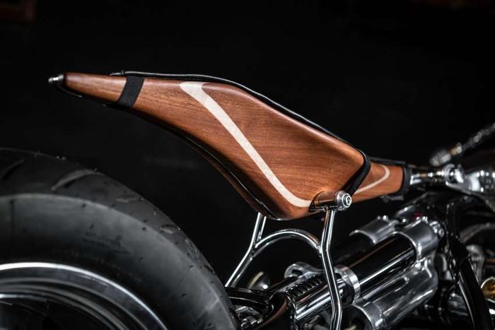 Buntut seperti mengambang pakai kayu mahoni dengan bantalan jok kulit hitam