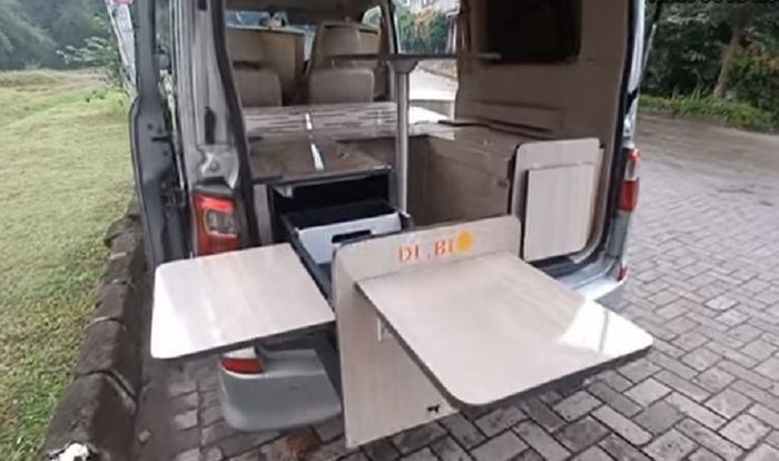 Tampilan kabin Daihatsu Luxio yang diubah jadi campervan