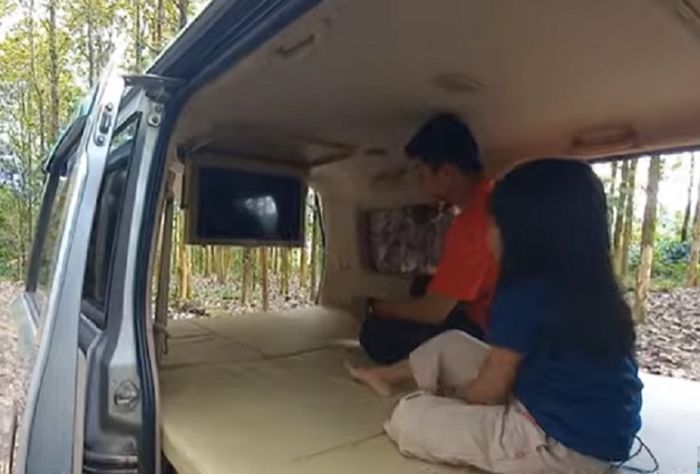 Tampilan kabin Daihatsu Luxio yang diubah jadi campervan