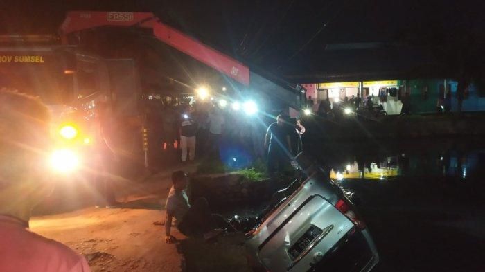 Proses evakuasi Daihatsu Xenia tercebur ke waduk saat dikemudikan wanita bernama Puput Trinanti di Sukarami, Palembang, Sumsel