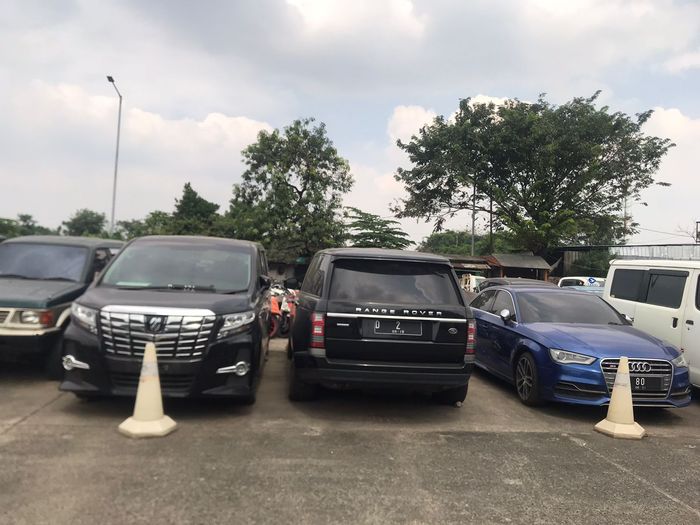 Kendaraan mewah hasil tindak pidana korupsi di Pulo Gebang Jakarta Timur