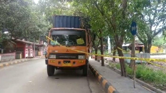 Truk kontainer yang terparkir di Jl Sultan Hasanuddin, Jeneponto, Selasa (2/8/2022). Setelah diperiksa, truk tersebut ternyata berisi mayat seorang pria warga Makassar.