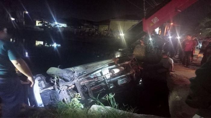 Proses evakuasi Daihatsu Xenia tercebut ke waduk Sukabangun, Sukarami, Palembang, Sumsel