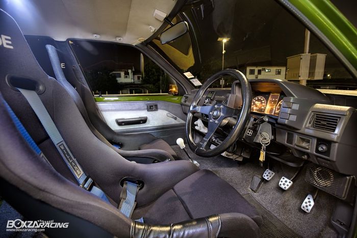 Tampilan kabin modifikasi Toyota Starlet kotak juga kental aura racing