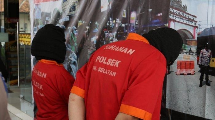 Pelaku oknum bidan DA dan perantara H yang menggelapkan delapan mobil rental dan dijual laku Rp 30 jutaan per unit