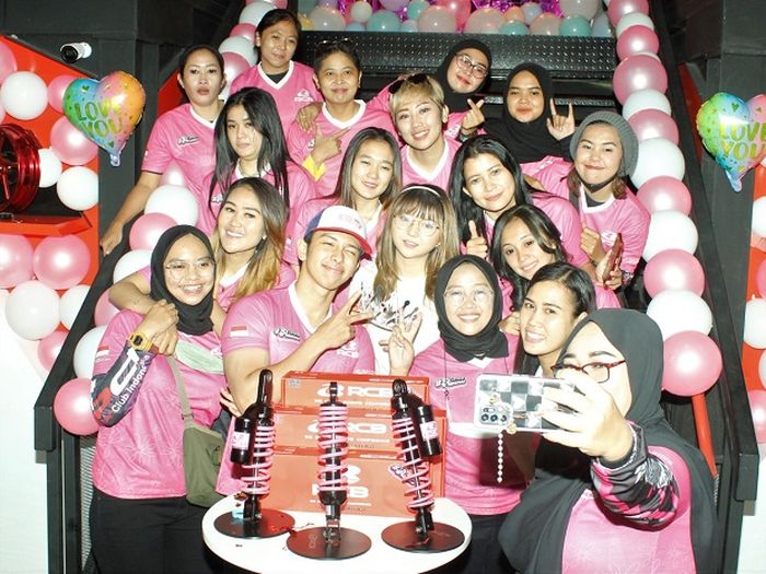 Peluncuran shock RCB Pink Series turut dihadiri komunitas ladybiker, penggiat media sosial dan pembalap wanita
