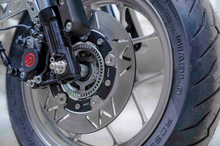 Garpu depan dapat upgrade kit Racing Bros dan pengereman berkaliper Brembo serta cakram Nemoto