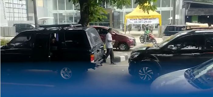 Isuzu Panther dan Toyota Rush remuk ditabrak Mitsubishi Xpander dari belakang di kota Medan, Sumatera Utara