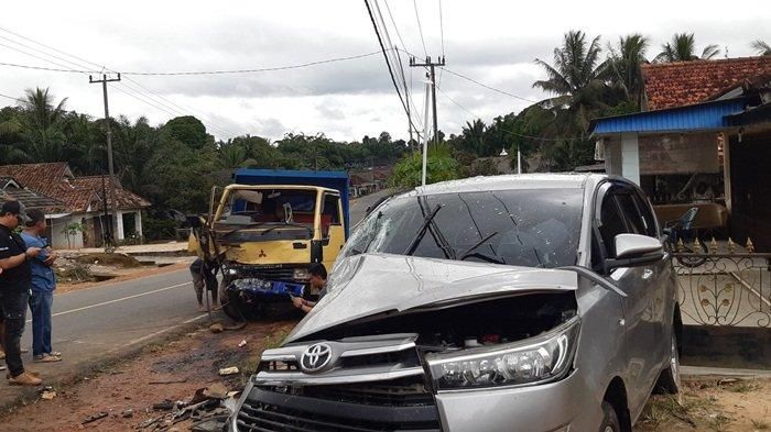 Toyota Kijang Innova teriris separuh, bodi kanan terbelah ditebas dump truck di desa Serdang, Toboali, Bangka Selatan