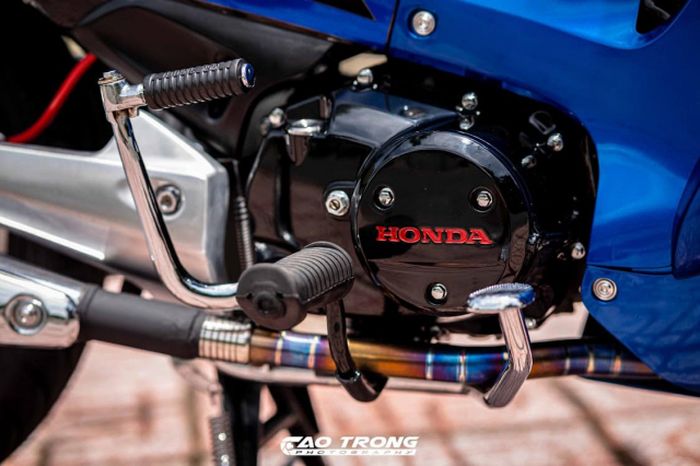 Sektor mesin diberi pemanis berupa leher knalpot titanium