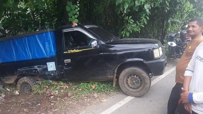 Isuzu Panther mental usai disabet Toyota Rush yang nikung serampangan di Teupin Mane, Juli, Bireuen, Aceh