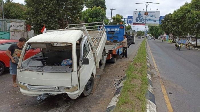 Suzuki Carry pikap yang loncat pembatas jalan lalu mendarat tepat di atas Toyota Kijang Innova di Jl Soekarno-Hatta, Pangkalan Baru, Pangkalpinang, Bangka Belitung
