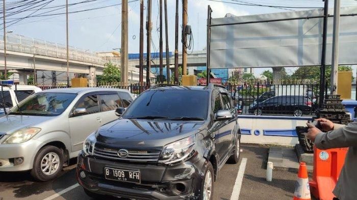 Mobil pakai strobo dengan pelat RFH yang tancap gas dan menabrak polisi diamankan