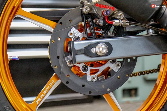 Rem belakang pakai kaliper Brembo dan cakram keramik karbon TriForce