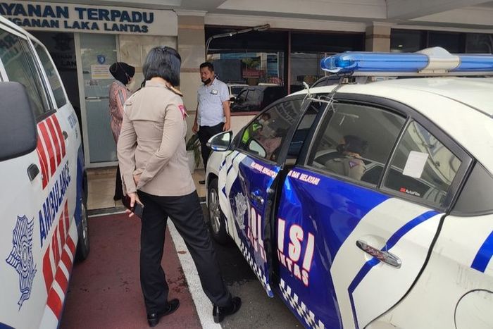 Kerusakan pada bodi kiri mobil dinas PJR yang ikut ditabrak Daihatsu Terios pelat RFH di tol Pancoran, Jakarta Selatan