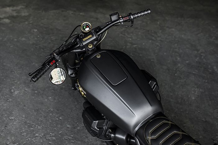 Tangki punya Honda CB750K dan dipadukan dengan kokpit minimalis