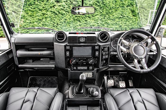 Tampilan kabin modifikasi Land Rover Defender ala Chelsea Truck Company