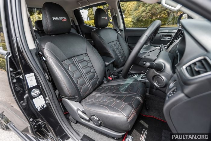 Tampilan kabin Mitsubishi Triton Phantom Plus dengan sepasang jok baru