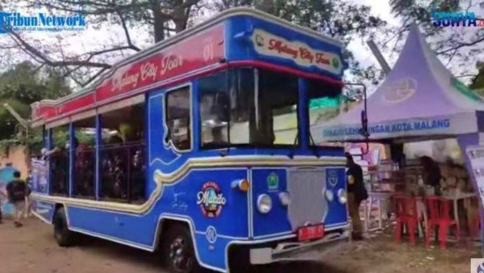 Berwisata keliling Kota Malang bisa naik bus Macito nih.