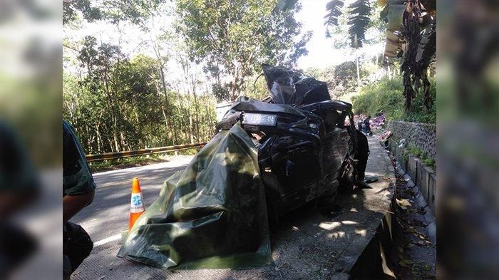 Kondisi Toyota Avanza usai ditusuk truk trailer hingga gepeng di turunan Gentong, Kadipaten, Tasikmalaya, Jawa Barat