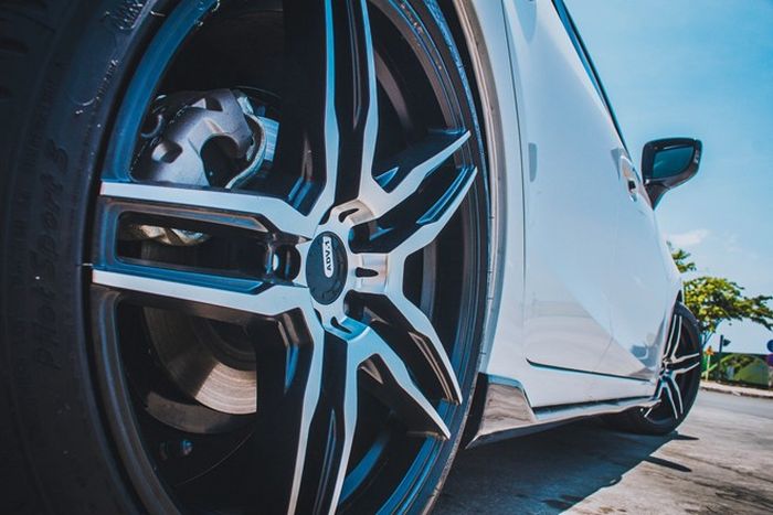 Modifikasi Mazda3 pakai pelek ADV.1 Wheel ukuran 18 inci warna dual-tone