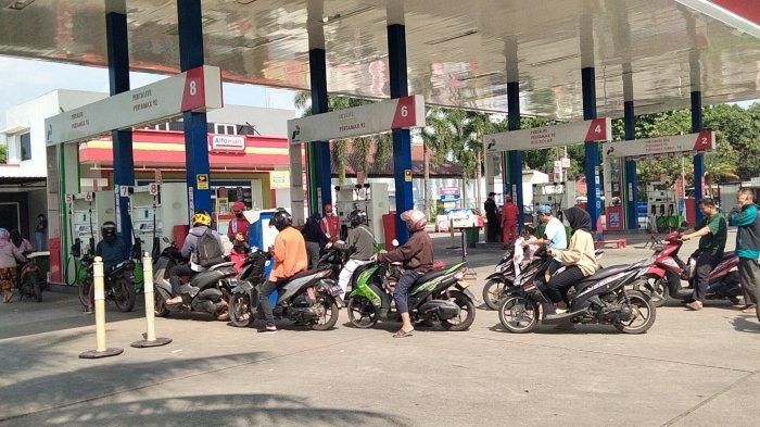 SPBU di Jalan Raya Cikaret, Kecamatan Cibinong, Karena langka, Pertalite  diprioritaskan kendaraan roda dua (8/8/2022)
