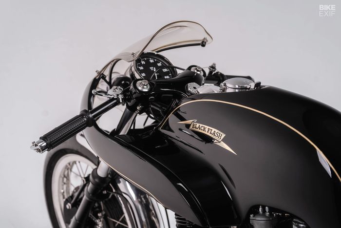 Tangki pakai Imola-style dan punya kokpit minimalis