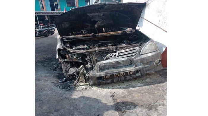 Toyota Avanza yang terbakar hebat di Bida Ayu, Piayu, Sei Beduk, Batam, Kepulauan Riau