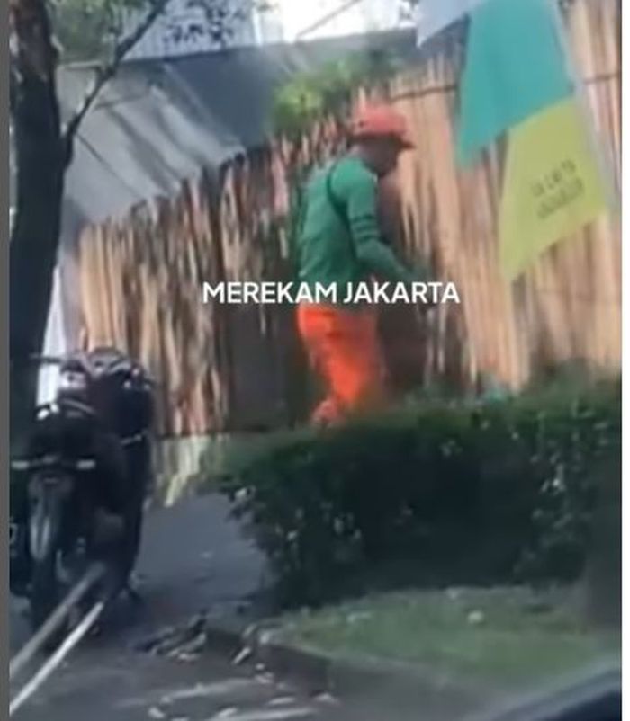 Oknum anggota PPSU menendang kepala pacarnya yang tengah duduk di Mampang Prapatan, Jakarta Selatan