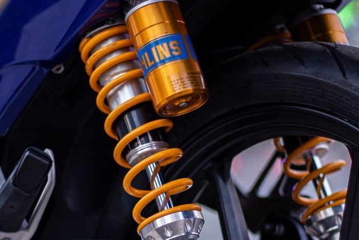 Suspensi belakang pakai shock Ohlins