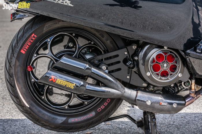 Sektor mesin diberi knalpot Akrapovic yang keren