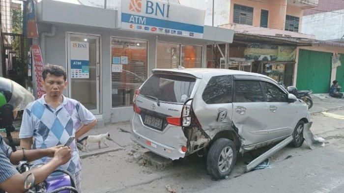 Toyota Avanza remuk usai disabet Honda Mobilio kecepatan 100 km/jam dari belakang di Jl Jamin Ginting, Medan Baru, Medan, Sumatera Utara