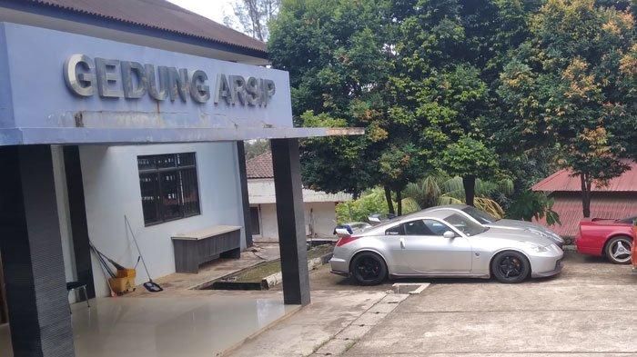 Dua Nissan Fairlady Z dan Honda NSX S masih terparkir di depan Gedung Aset Bea Cukai Batam