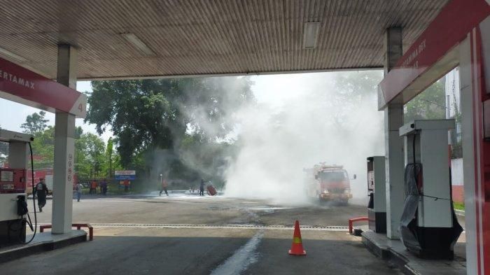 Tangki pendak Pertalite di pom bensin Sumur Buang, Jl Soekarno-Hatta, Kaduagung Timur, Cibadak, Lebak, Banten terbakar