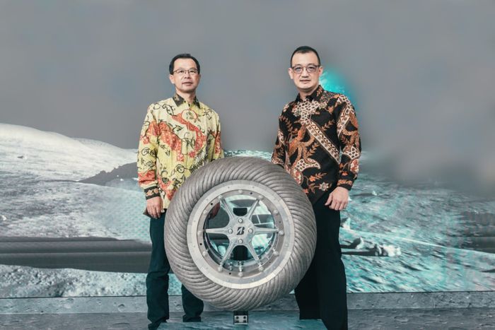 Bridgestone Lunar Rover Tire dipamerkan pada ajang GIIAS 2022