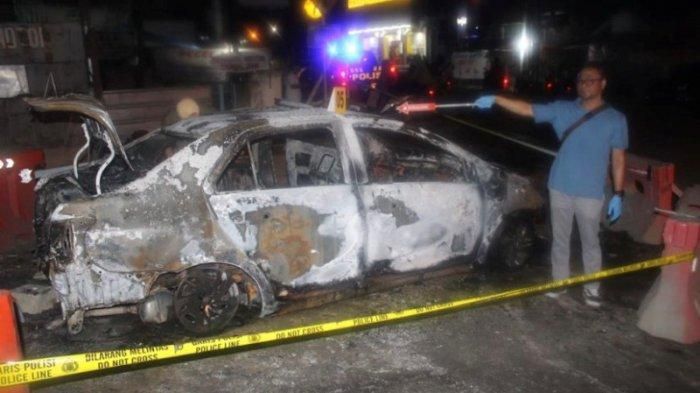 Proses olah TKP Toyota Vios Limo yang terbakar di Pringsewu, Lampung