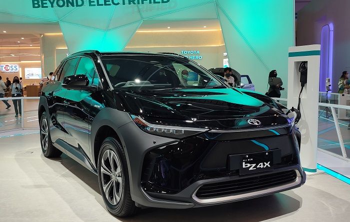 Toyota bZ4X jadi salah satu mobil listrik di GIIAS 2022.