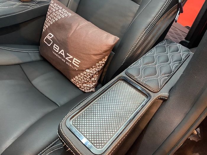 Wireless charging pada Toyota Fortuner VIP Lounge