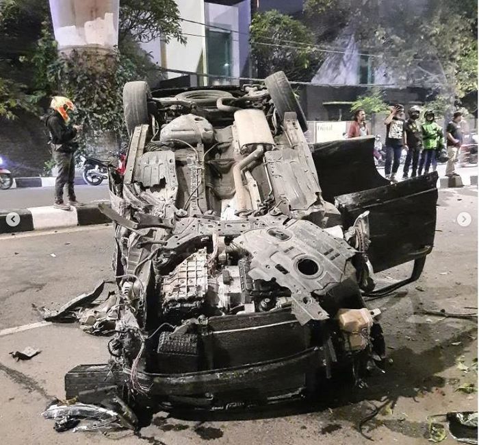 Roda depan Hyundai Santa Fe teriris setelah kayang hadap langit karena tabrak tiang dan pohon lalu serempet pagar rumah warga di Jl Prapanca Raya, Kebayoran Baru, Jakarta Selatan