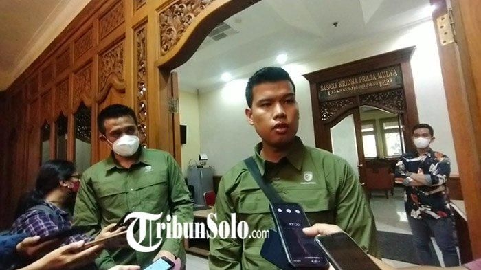 Hari Misbah (kanan) oknum Paspampres yang tempeleng dan sita SIM sopir truk di Kota Solo usai temui Gibran Rakabuming Raka di Balaikota Solo, (12/8/22)