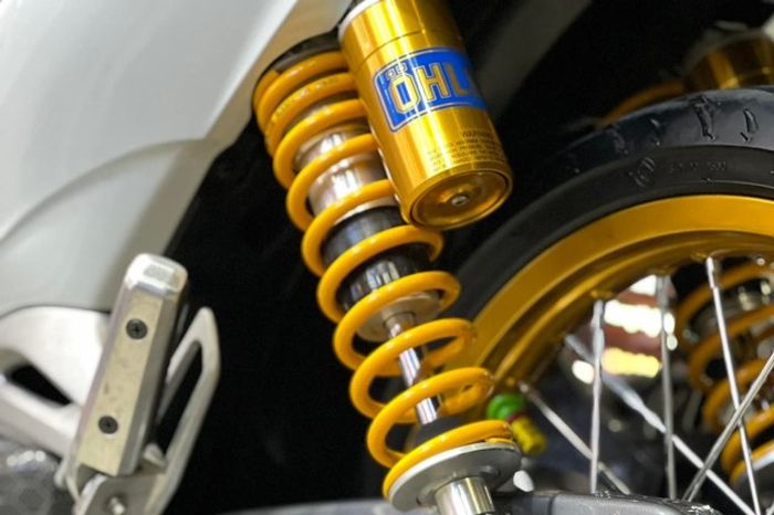 Suspensi belakang pakai shock Ohlins