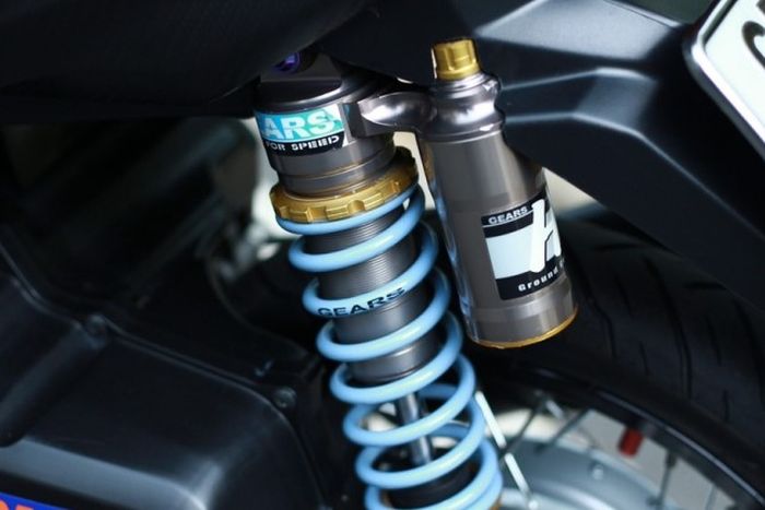 Suspensi belakang diganti dengan shock Gears Racing