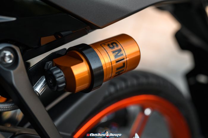 Suspensi belakang pakai shock Ohlins