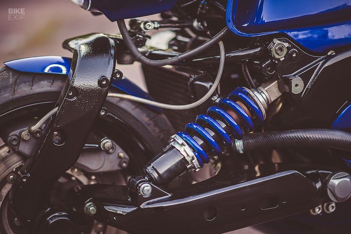 Swingarm depan dibuat lebih rendah dan dipasangi shock milik motor Suzuki