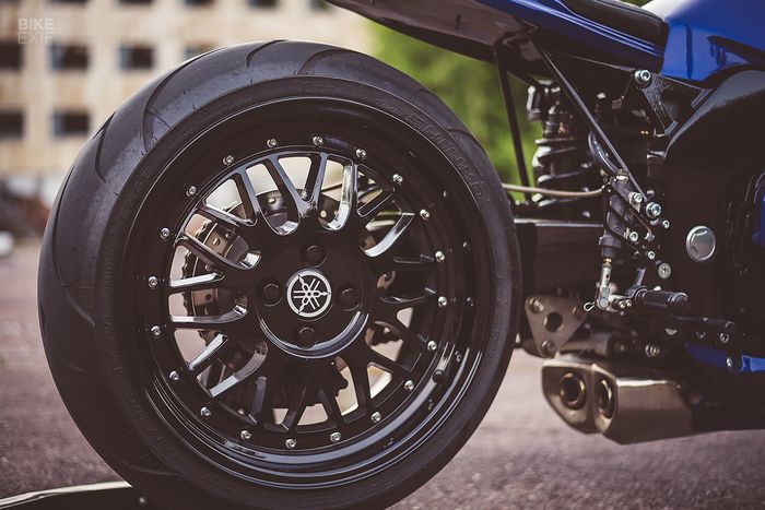 Swingarm belakang pakai milik Honda VFR800 dan dipasangi pelek kustom