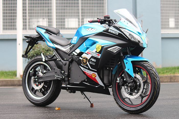 detail motor listrik Sinotech yang tampilannya mirip Kawasaki Ninja 250 Fi
