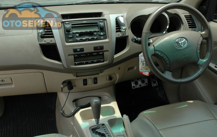 detail interior Toyota Fortuner generasi pertama.