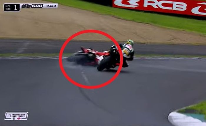 Andi Farid Izdihar atau akrab disapa Andi Gilang crash di akhir Race 2 SS600 Jepang 2022.